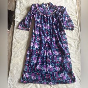 Granada Nightgown Purple Floral Long
Length Zip Neckline Women's Size
Large